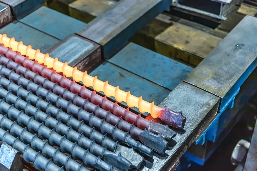 Barres d'acier chauffées au rouge au four à induction