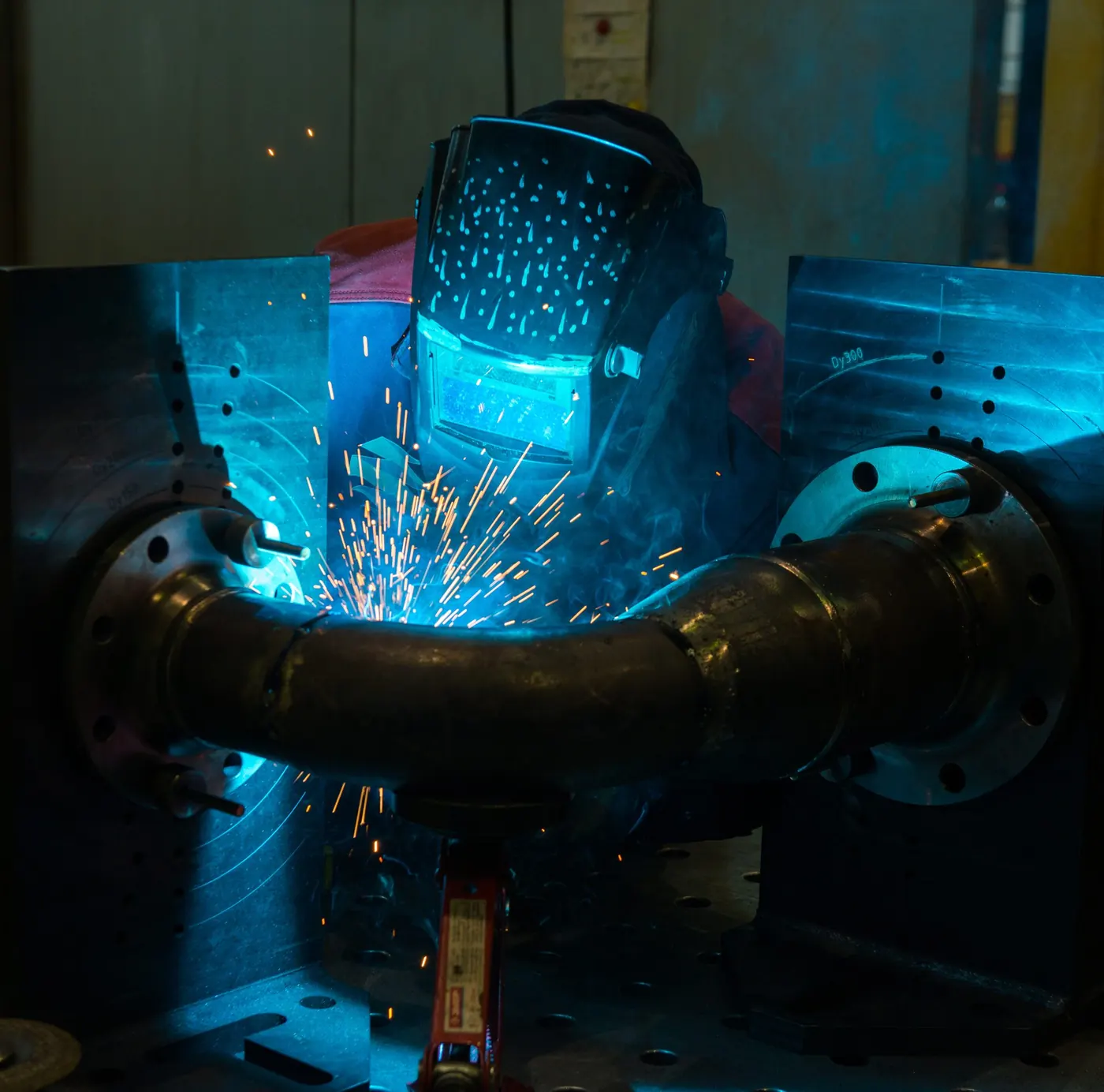 Soudeur au travail dans un atelier de métallurgie